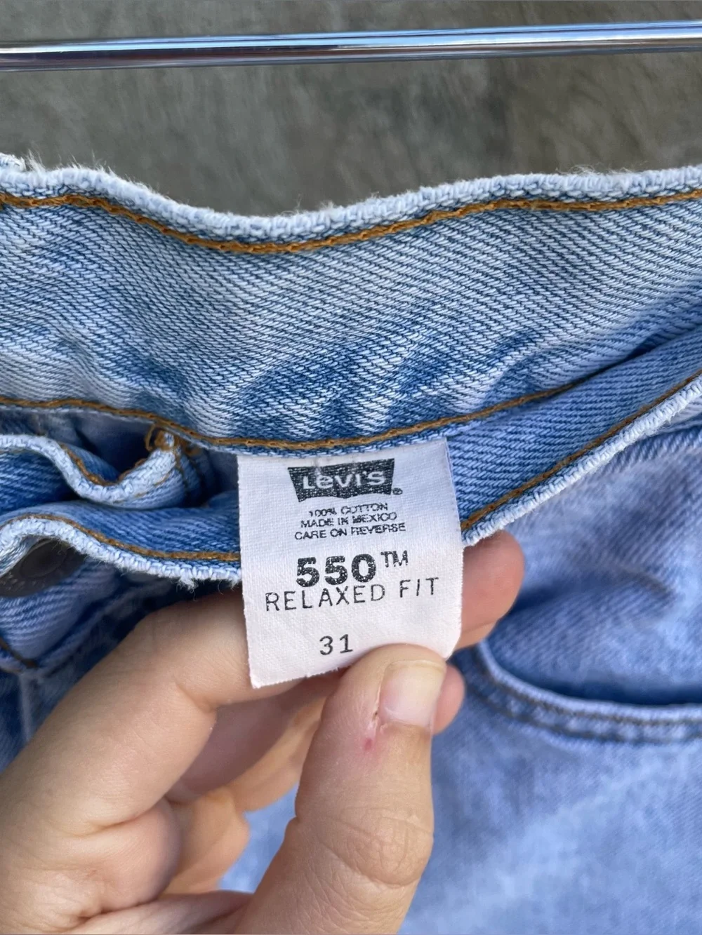 Y2k paper tag Levi’s 550 relaxed fit lightwash jorts size 30”